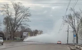 Порыв на сетях: в Новокузнецке горячая вода с осколками асфальта повредила три автобуса