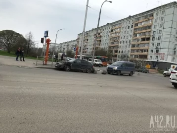 Фото: В Кемерове столкнувшиеся минивэн и легковушка снесли пешеходное ограждение 1