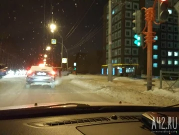 Фото: В Кемерове автомобиль снёс светофор 4