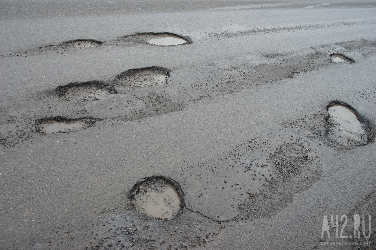 Жители Кузбасса пожаловались на состояние единственной дороги между двумя посёлками