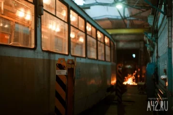 Фото: В Кузбассе на остановке загорелся трамвай 1