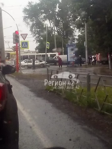Фото: В Кемерове после ДТП с маршруткой Daewoo улетела в столб 4