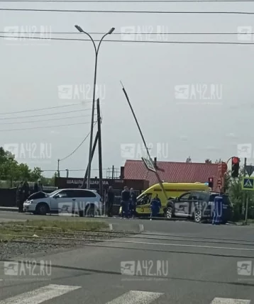 Фото: В Кемерове на оживлённом перекрестке иномарка на большой скорости врезалась в столб 1