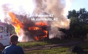 В Кемерове сгорел жилой дом на улице Абызова