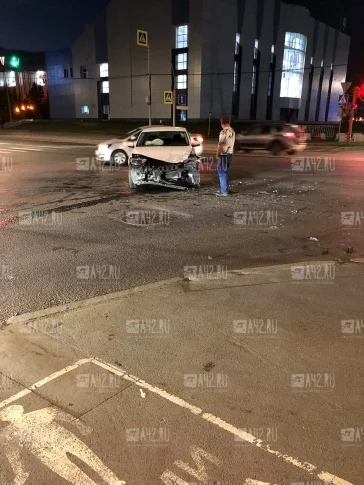 Фото: В Кемерове произошло ДТП с участием автомобиля такси 1
