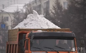 «Машины не могут разъехаться»: кемеровчанин пожаловался на снег на Каменской улице