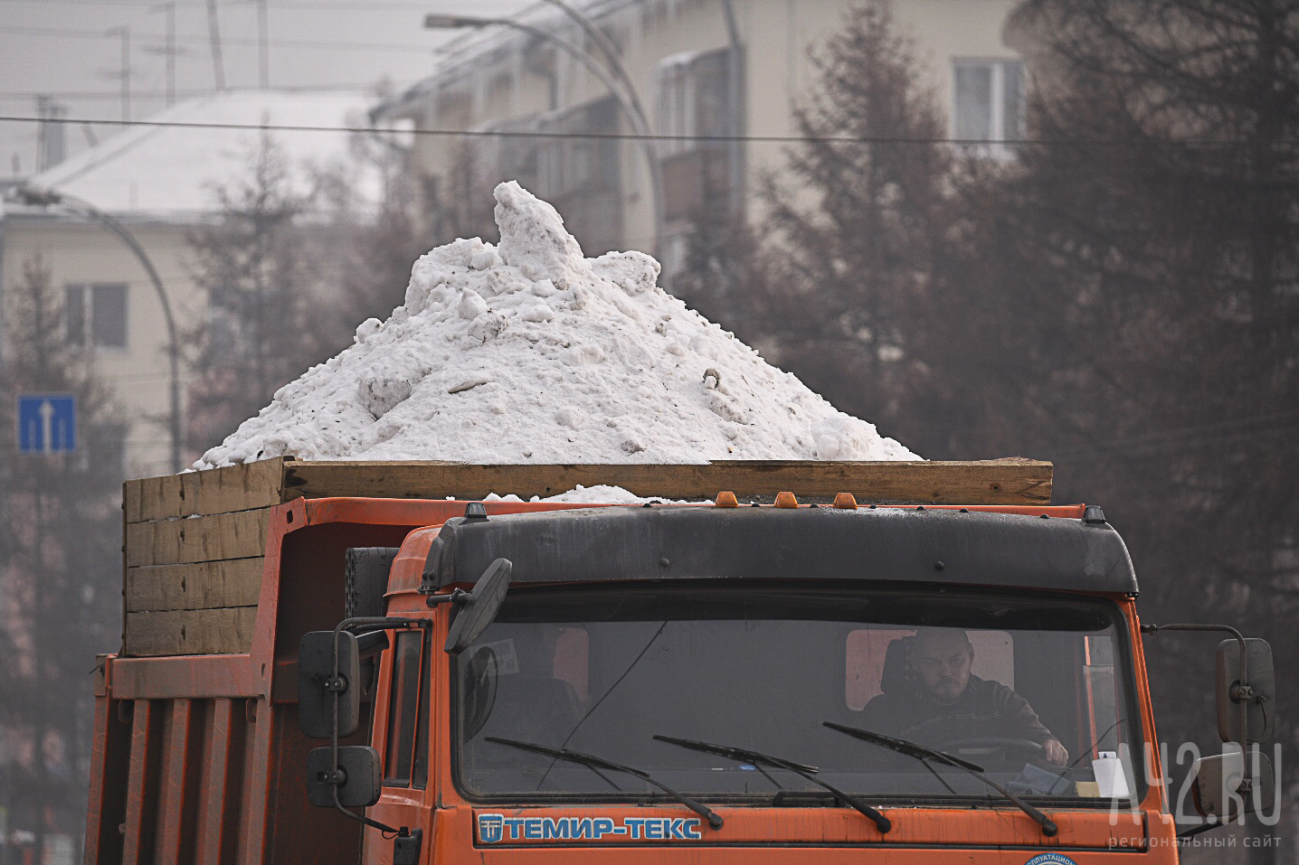 Кемеровчане не могут проехать по Каменской улице из-за снега