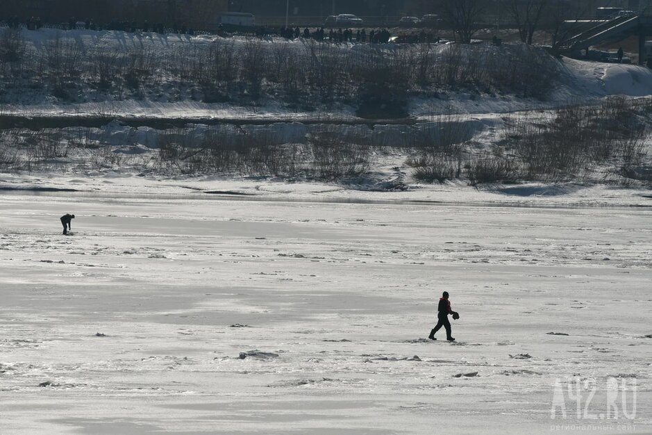 Отец и сын ушли под лёд во время рыбалки в Бурятии
