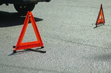 Фото: «Мойщик прокатился»: разбитую на парковке в ТРЦ иномарку сняли на видео 1
