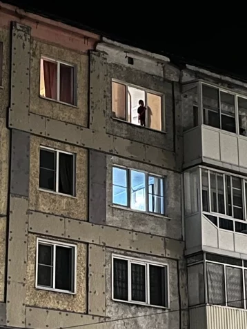 Фото: В Кузбассе девушка заметила ребёнка в открытом окне 5 этажа 1