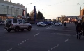 Сошедший с рельсов трамвай частично заблокировал дорогу в центре Кемерова