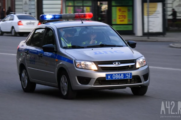 В Новокузнецке двое мужчин проехали на крыше автомобиля