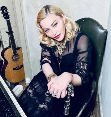 Фото: «Разрыдалась и не могла остановиться»: Мадонна упала во время концерта в Париже 1