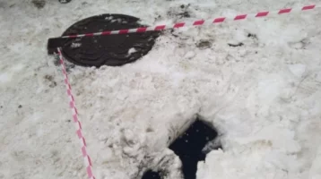 Фото: В Томске двухлетний ребёнок провалился в яму рядом с коммунальным колодцем 1