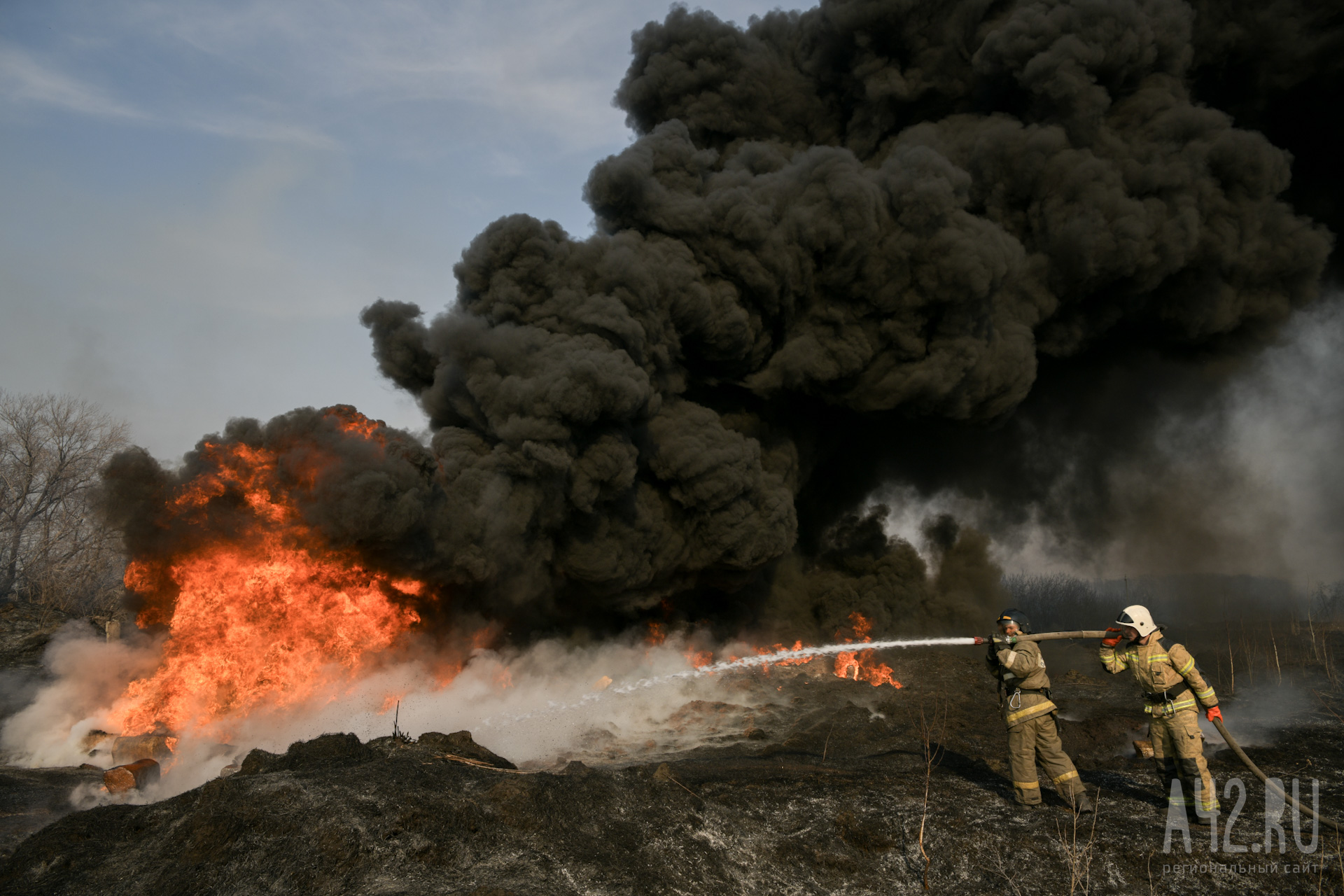 В Кузбассе в результате крупного пожара сгорело несколько домов
