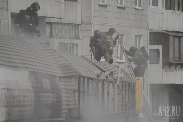 Фото: Тушили больше часа: серьёзный пожар на проспекте Ленина в Кемерове 12