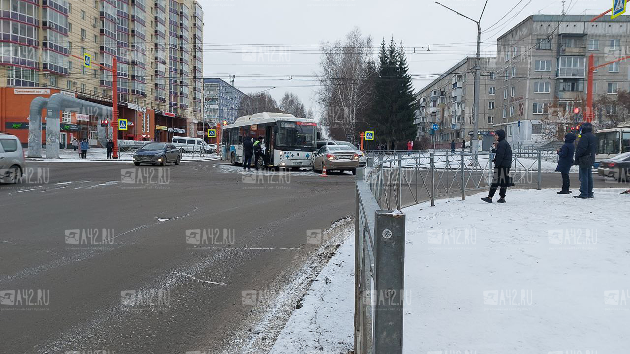 В Кемерове на Октябрьском столкнулись автобус и иномарка: момент ДТП попал на видео