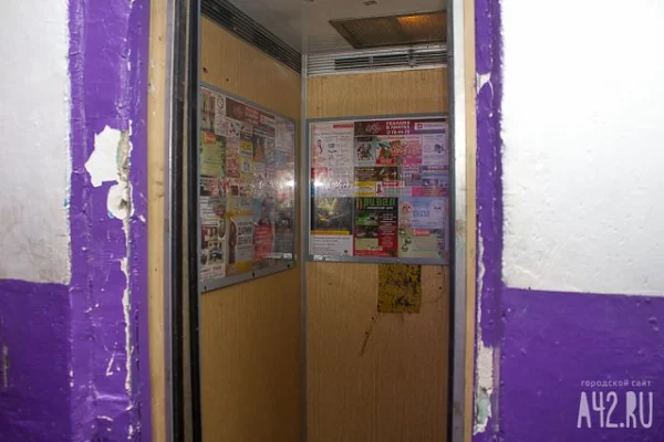 В многоэтажке Пскова сорвался лифт, в котором находилась мать с тремя детьми