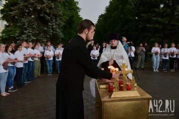 Фото: В Кемерове зажгли свечи памяти 1