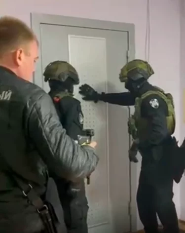 В Кузбассе замглавы города, председателя КУМИ и двух директоров задержали за махинации с жильём для детей-сирот