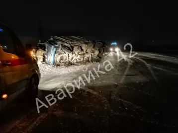 Фото: Грузовик сбил пешехода и вылетел в кювет на кузбасской трассе 1