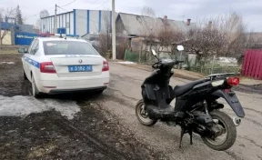 Кузбассовец без прав вёз на мопеде дочь из детского сада и попался ГИБДД