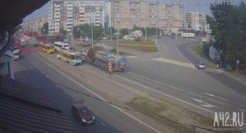 Фото: Из-за ДТП на проспекте Шахтёров в Кемерове образовалась большая пробка 1