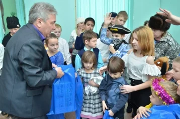 Фото: Депутаты СНДКО поздравили кузбасских детей с Новым годом 1