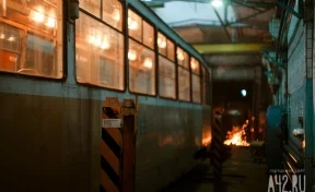 В Кузбассе на остановке загорелся трамвай