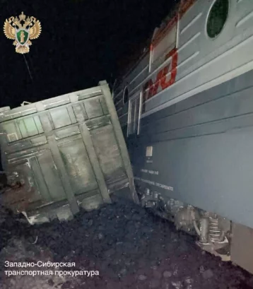 Фото: В Красноярском крае пассажирский поезд врезался в сошедший с путей грузовой вагон 1
