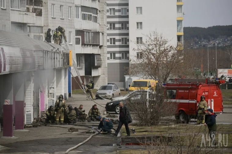 Фото: Тушили больше часа: серьёзный пожар на проспекте Ленина в Кемерове 13