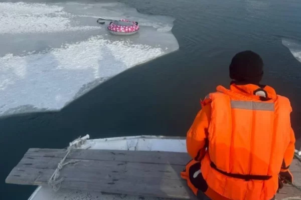 В Новосибирске провалившуюся под лёд 8-летнюю девочку ищут водолазы