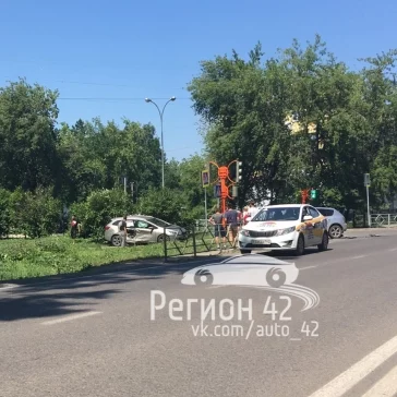 Фото: В Кемерове иномарки серьёзно столкнулись на одном из перекрёстков 1