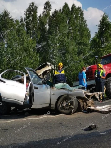 Фото: В Кемерове машина превратилась в груду металла после столкновения с фурой 4