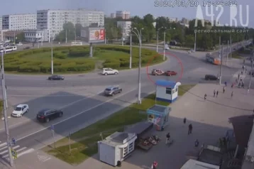 Фото: Момент ДТП на бульваре Строителей в Кемерове попал на видео 1