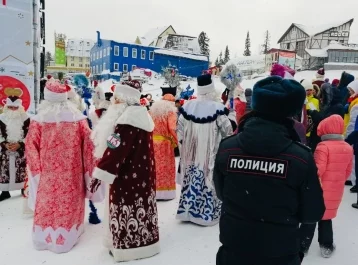 Фото: В Шерегеше состоялся массовый спуск Дедов Морозов 1