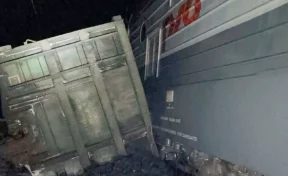 В Красноярском крае пассажирский поезд врезался в сошедший с путей грузовой вагон