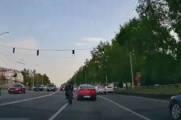 В Кемерове бесправник на мощном электромопеде устроил гонки с полицией