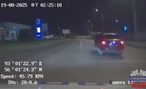 В Красноярске полицейским пришлось стрелять по колёсам автомобиля, чтобы остановить 15-летнего водителя