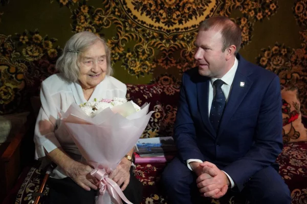 Дмитрий Анисимов поздравил легендарную кемеровчанку со 102-м днём рождения