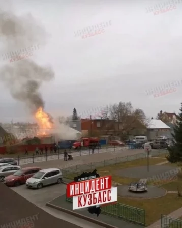 Фото: Пожар в частном доме в Кемерове на улице Сибирская попал на видео 1