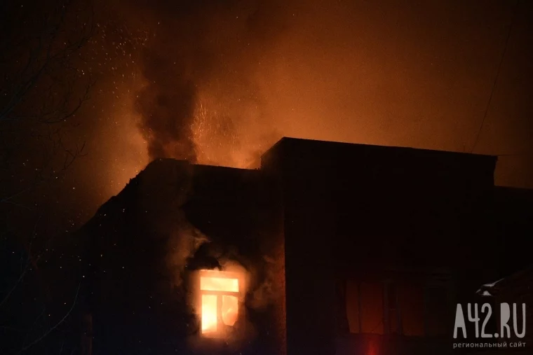 Фото: Открытое горение в мебельном центре в Кемерове удалось ликвидировать 6