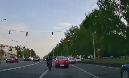 В Кемерове бесправник на мощном электромопеде устроил гонки с полицией