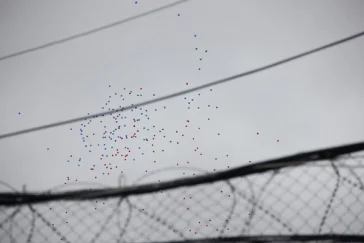 Фото: Осуждённые из кемеровской колонии выпустили в небо 650 воздушных шаров 3