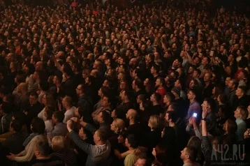 Фото: «Не поделили очередь за автографами»: в Кузбассе фанаты устроили драку на концерте известной группы 1