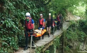 В горах Сочи спасли туристку, упавшую с 10-метровой скалы