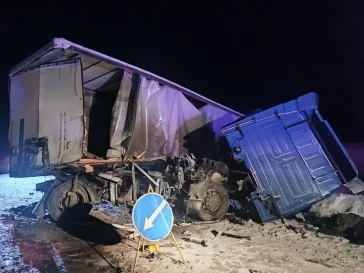 Фото: На трассе Тюмень — Ханты-Мансийск произошло смертельное массовое ДТП с бензовозом и большегрузом 3
