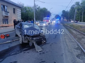 Фото: Пострадали водитель и пассажир: в ГИБДД рассказали подробности аварии на проспекте Шахтёров в Кемерове  1