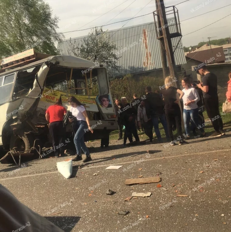 Фото: В Кемерове при столкновении автобуса с КамАЗом пострадали люди 3