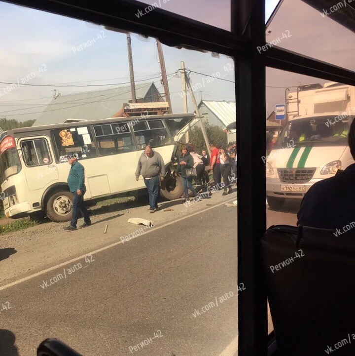 Фото: В Кемерове при столкновении автобуса с КамАЗом пострадали люди 4